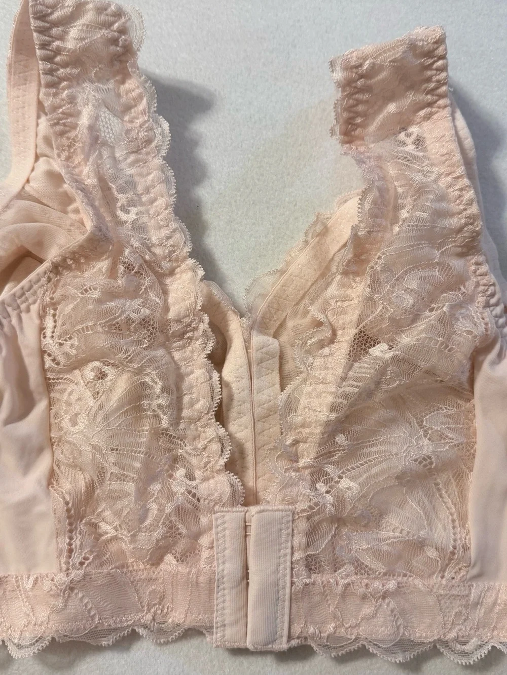 New Breezies Soft Support Lace Wirefree Unlined Bra. Size Large